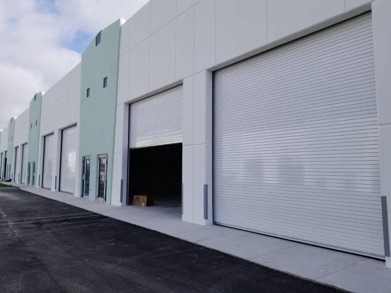 Our 2670-I INSULATED oversize Heavy Duty Rolling Door Provide energy efficiency with structural strength and durability for openings of oversize width or high. It offer the same benefits of our Service Rolling Doors with the added benefit of keeping thermal loss to an absolute mínimum.